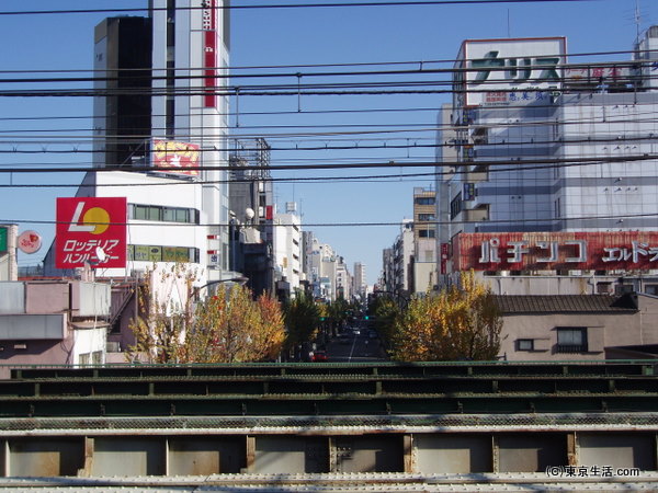 新大久保駅からコリアタウンを見る