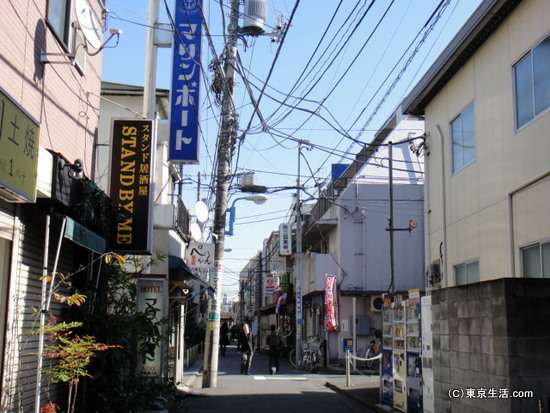 大久保の裏通りを進む