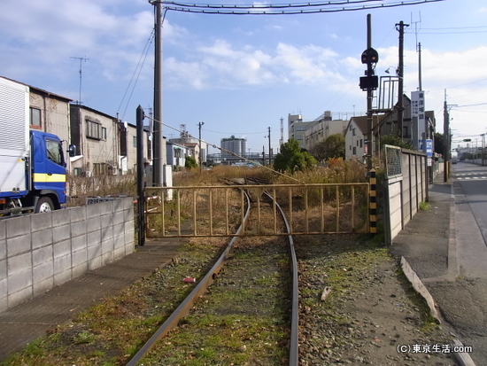 工場へはいる鶴見線